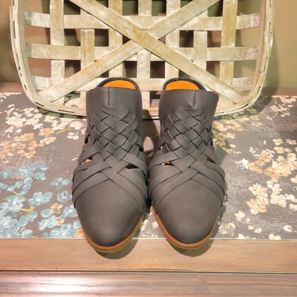 Universal Thread Gray Mules - Picture 2 of 9